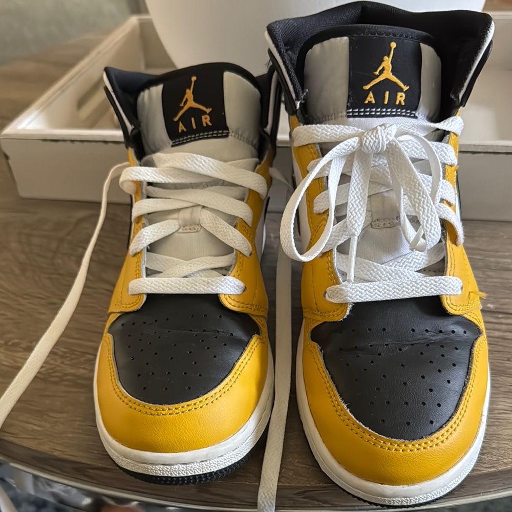 Nike Yellow and Black Sneakers High-Top Design